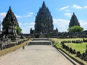 wisata Yogyakarta, sewa bus Jakarta, sewa bus luxury Jakarta, rental bus murah, sewa bus sembodo