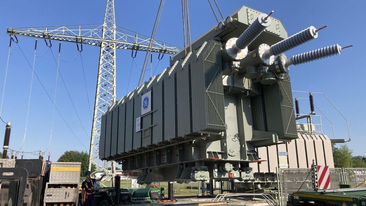 mo trafo der neue rund neun meter lange drei meter breite und vier meter hohe trafo wiegt etwa 80 tonnen und wurde per schwerlasttransport aus moenchengladbach angeliefert 1